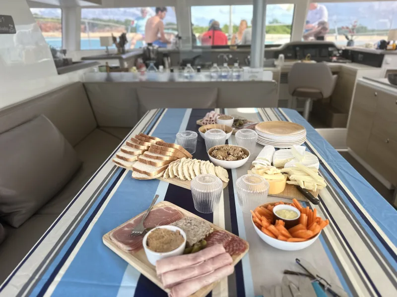 Apéritif à bord — Catamaran Zéphyr